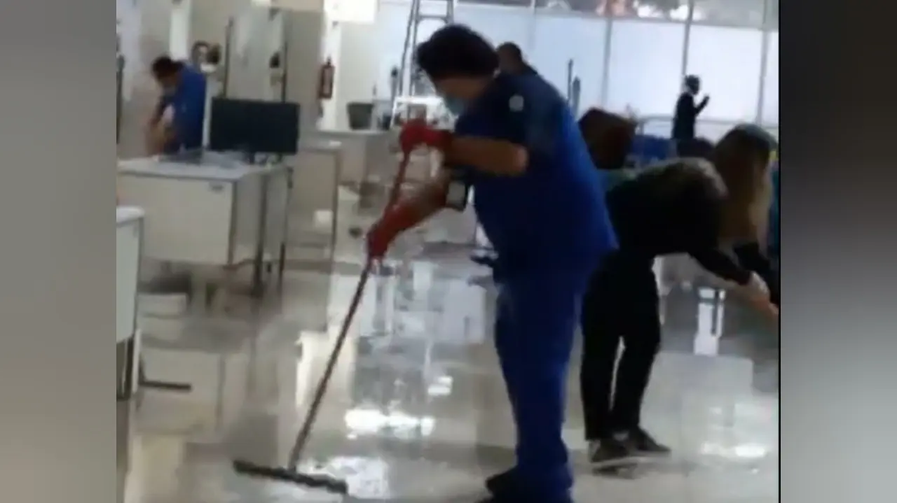 Tras las lluvias no se reportaron daños graves, solo espacios mojados y algunos plafones caídos en la clínica 61 del IMSS en Naucalpan. Foto: Captura de pantalla