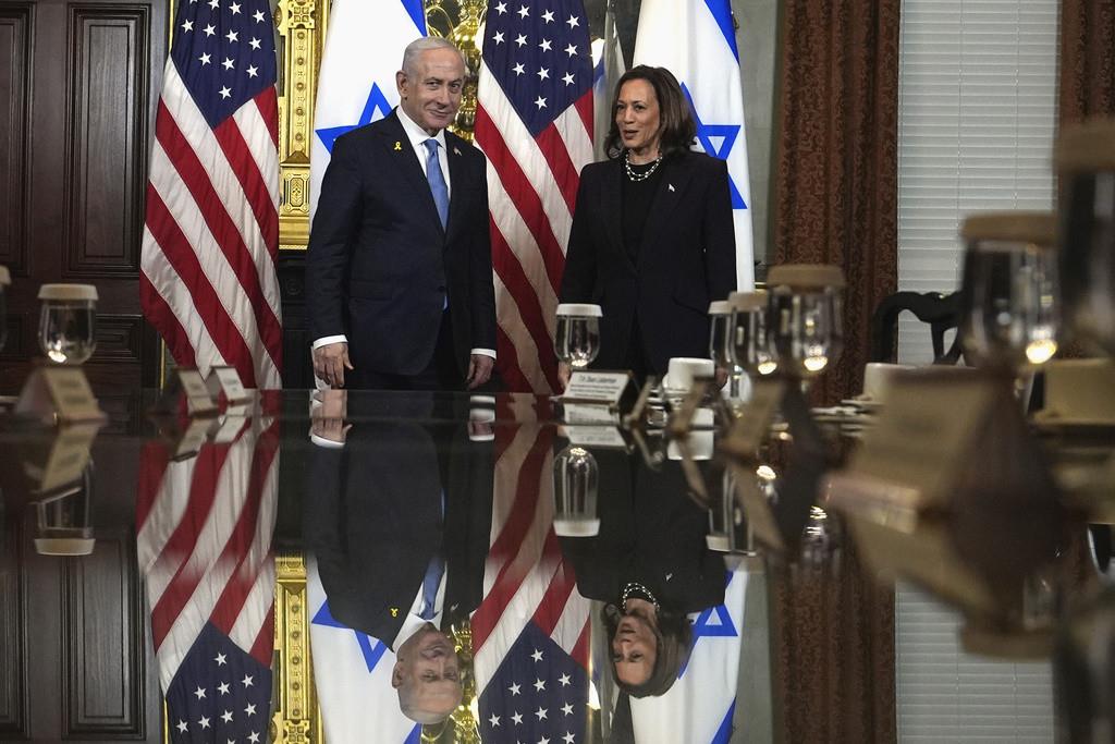 La vicepresidenta Kamala Harris, a la derecha, y el primer ministro israelí Benjamin Netanyahu comparecen antes de una reunión en el Edificio de Oficinas Ejecutivas Eisenhower, en el complejo de la Casa Blanca. (Foto AP/Julia Nikhinson)