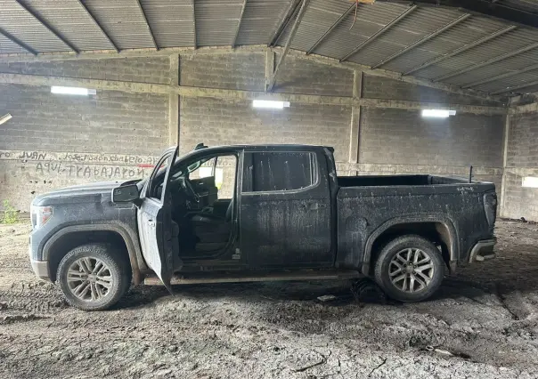 Guardia Estatal asegura camioneta robada, armamento y equipo táctico