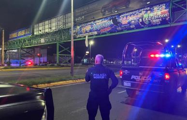 Municipales evitan suicidio en puente peatonal Francisco Villa