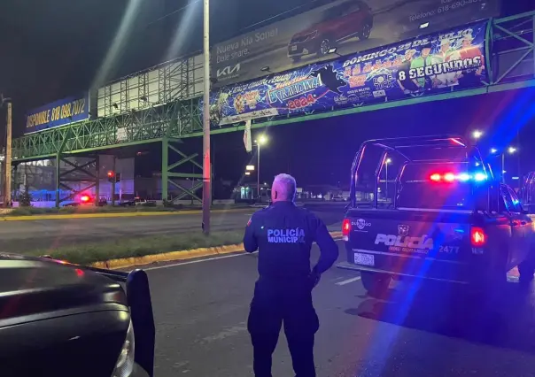 Municipales evitan suicidio en puente peatonal Francisco Villa