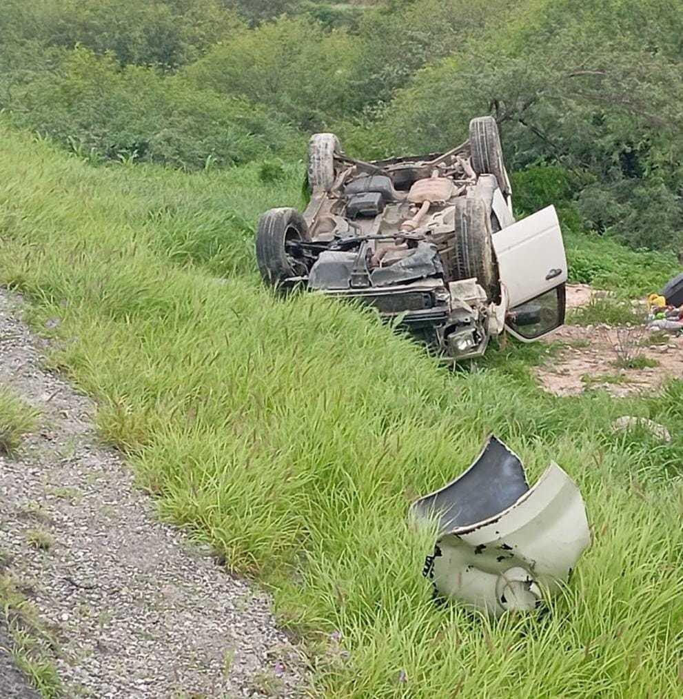 Guardia Estatal auxilia a familia tras sufrir volcadura en la carretera federal 101. Foto: SSPT