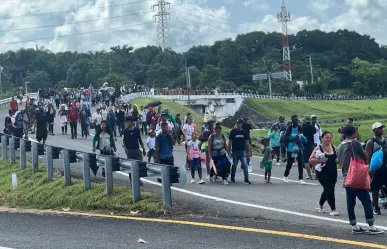 Nueva caravana de migrantes avanza hacia la frontera de Estados Unidos