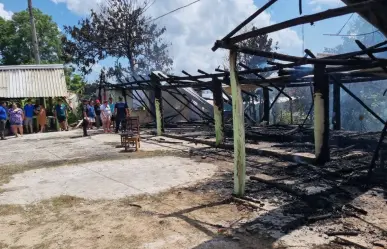 Petardos causan incendio y destrucción de un Restaurante en Tabasco