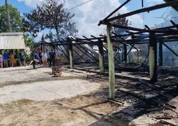 Petardos causan incendio y destrucción de un Restaurante en Tabasco