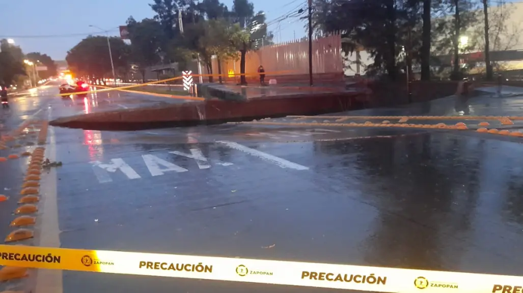 Socavón provoca caos vial en avenida de Jalisco