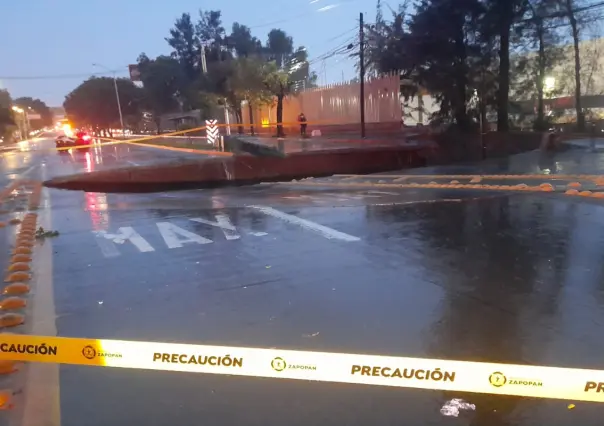 Socavón provoca caos vial en avenida de Jalisco