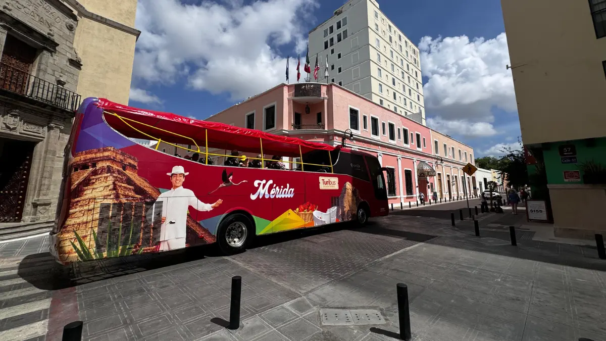 Con el Turibus puedes conocer los principales atractivos históricos y culturales de Mérida Foto: Irving Gil