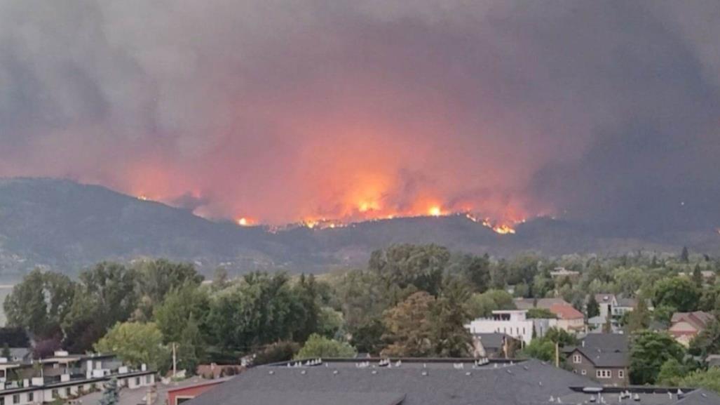 Incendio destruye localidad en montañas rocosas de Canadá