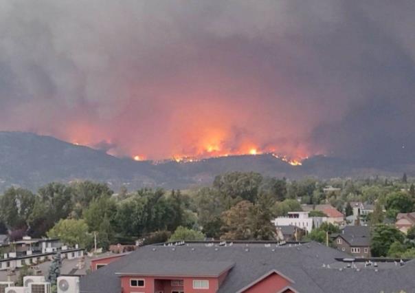 Incendio destruye localidad en montañas rocosas de Canadá