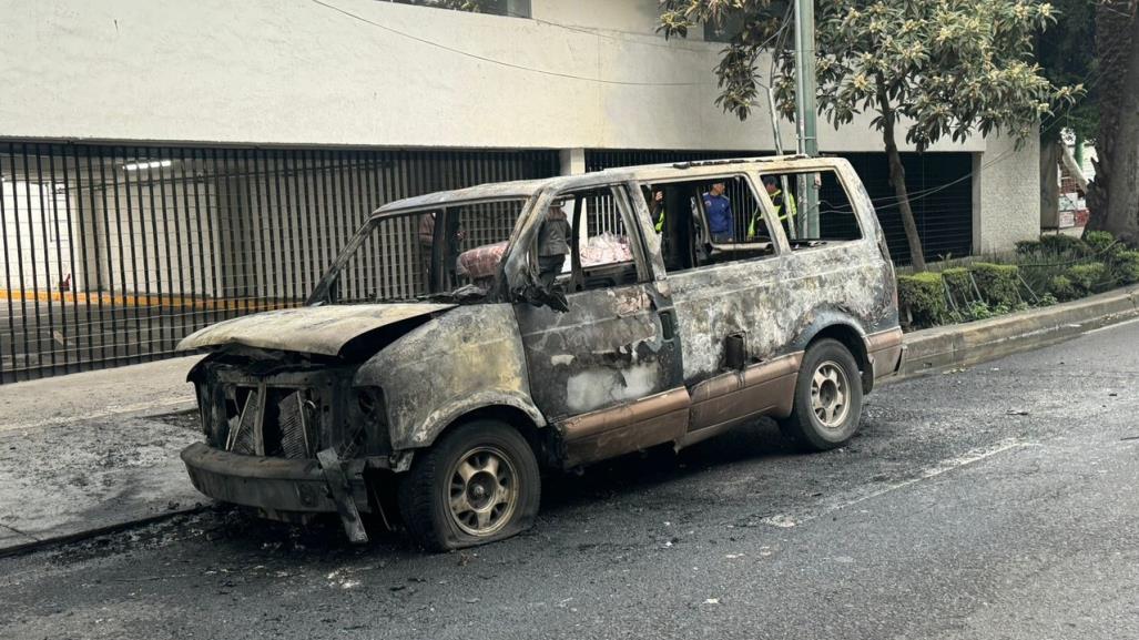 Arde camioneta por falla eléctrica en Benito Juárez, los tripulantes resultaron