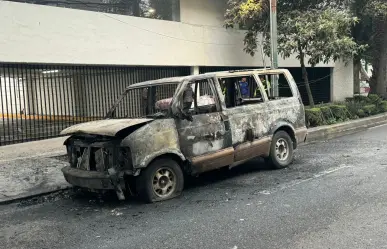Arde camioneta por falla eléctrica en Benito Juárez, los tripulantes resultaron