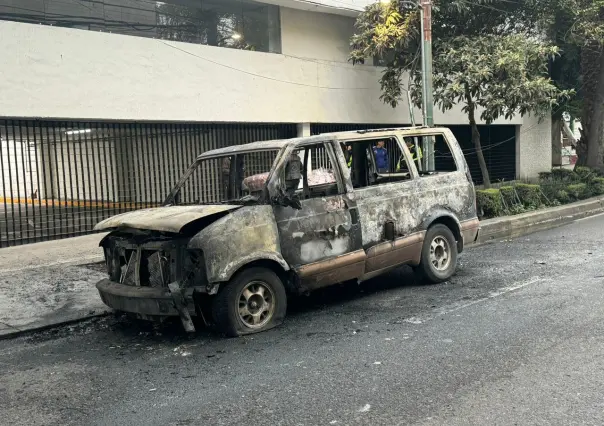 Arde camioneta por falla eléctrica en Benito Juárez, los tripulantes resultaron