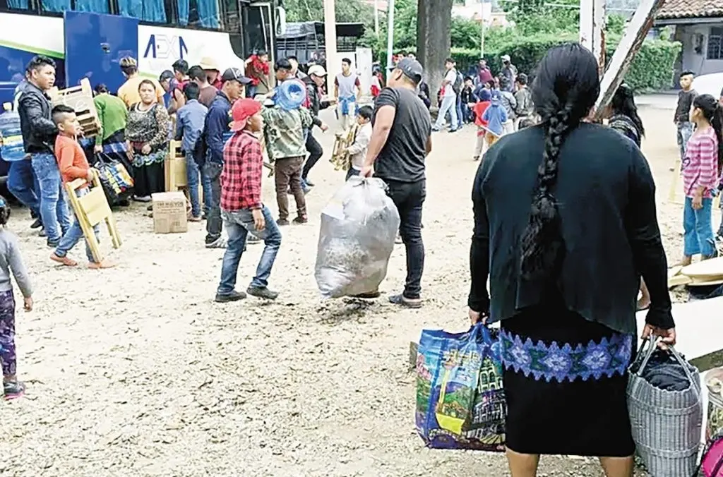 Familias chiapanecas alistando sus cosas para irse a Guatemala. Foto: Tabasco HOY.