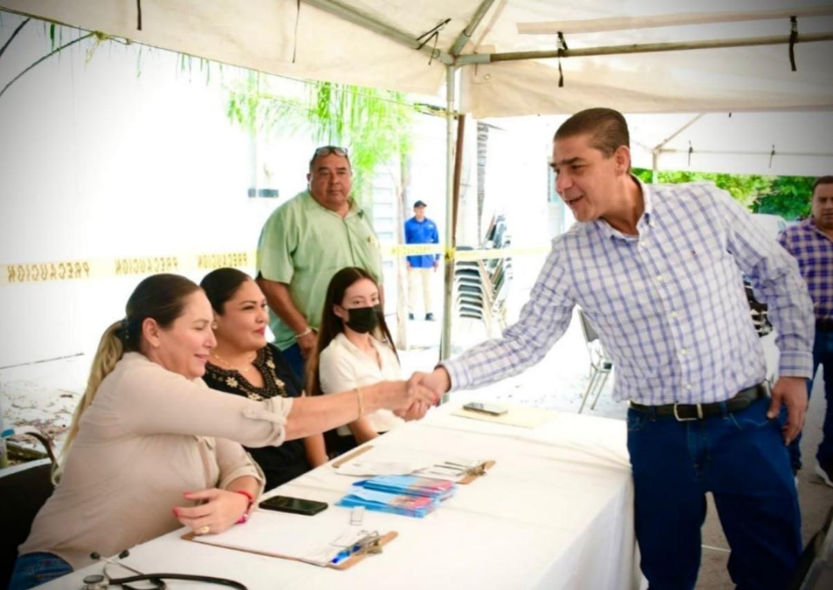 El alcalde de Juárez, Francisco Treviño conviviendo con vecinas de la colonia Salvador Chávez. Foto: Facebook Paco Treviño.