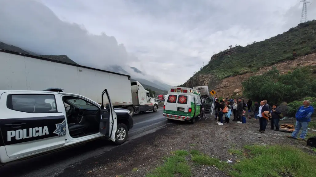 Cierre de circulación por caída de láminas en la Carretera 57 en Arteaga