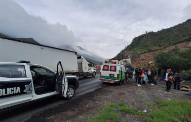 Cierre de circulación por caída de láminas en la Carretera 57 en Arteaga