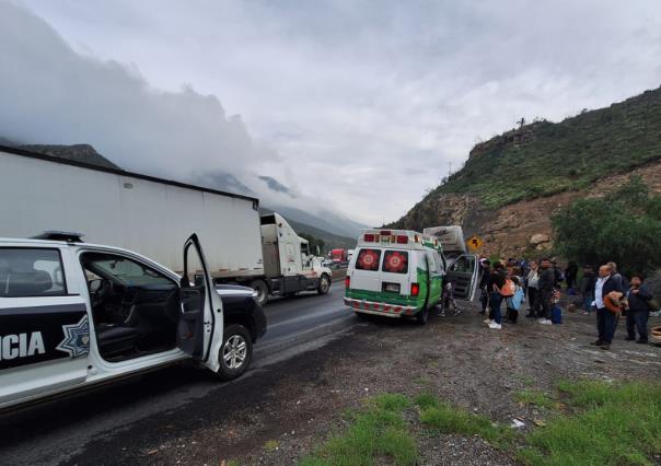 Cierre de circulación por caída de láminas en la Carretera 57 en Arteaga