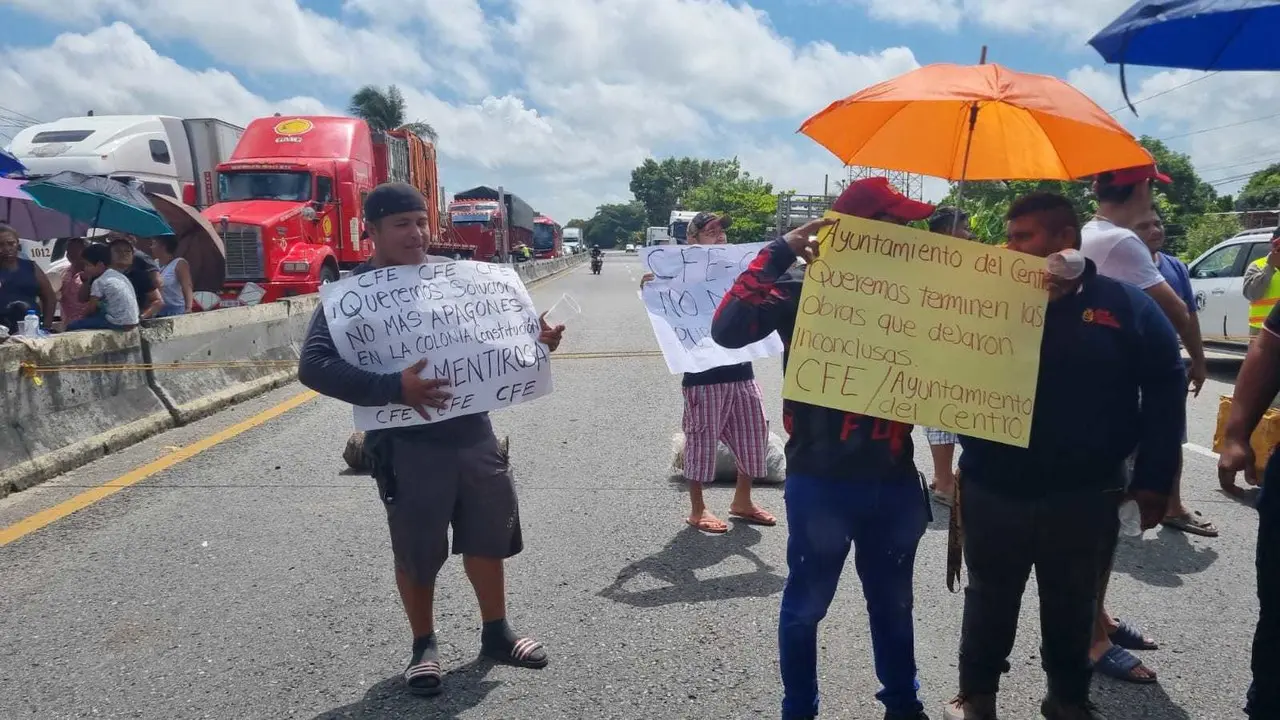 Bloqueo en carretera Villahermosa-Frontera deja turistas varados en Tabasco