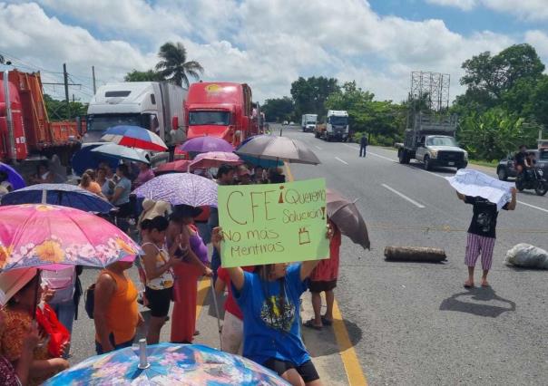Bloqueo en carretera Villahermosa-Frontera deja turistas varados en Tabasco