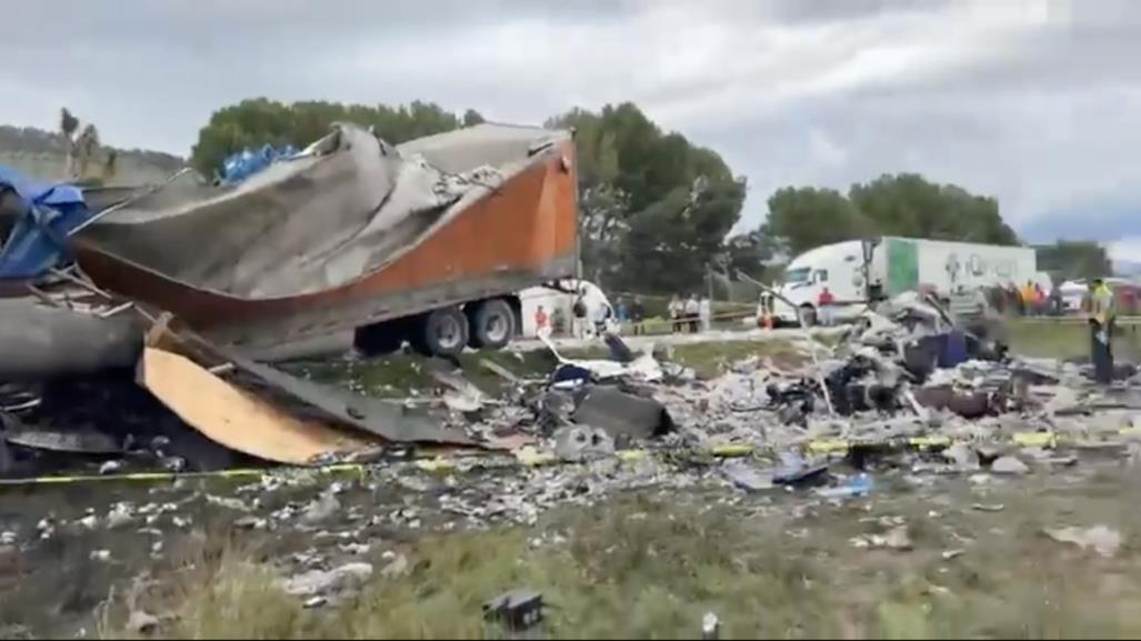 Otro fatal accidente en la carretera 57: Fallecen 3 personas y saquean cerveza