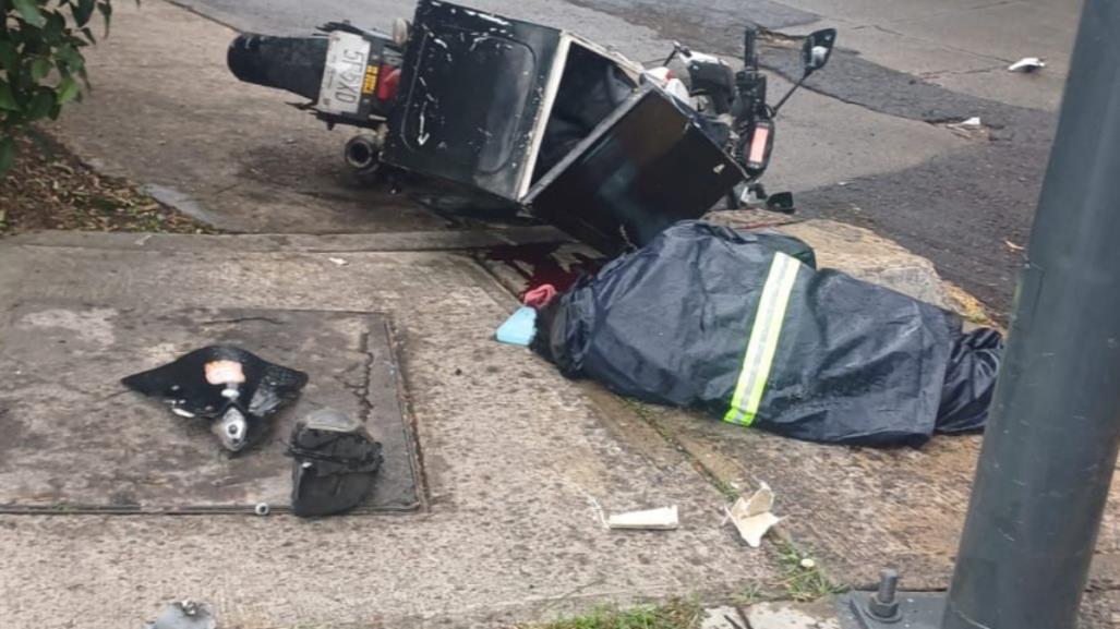 Muere motociclista al ser proyectado por camioneta particular en Coyoacán