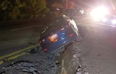 ¡Terminó volcado! Intenta pasar grieta de la Tenango-Tenancingo