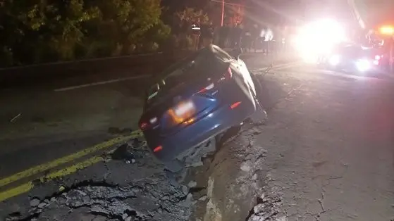 ¡Terminó volcado! Intenta pasar grieta de la Tenango-Tenancingo