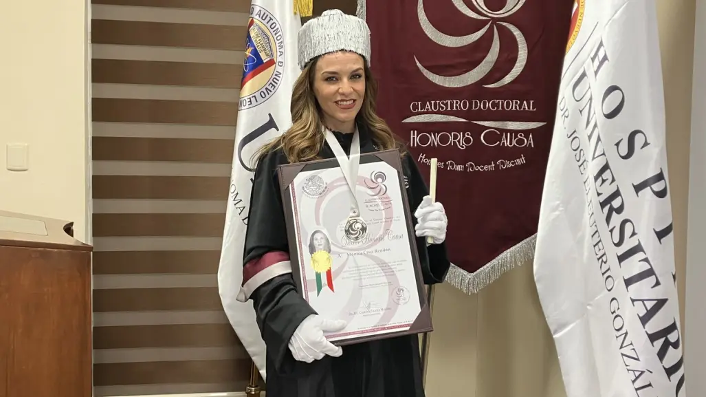 Mónica Cruz recibe grado de Doctor Honoris Causa por su labor en los medios