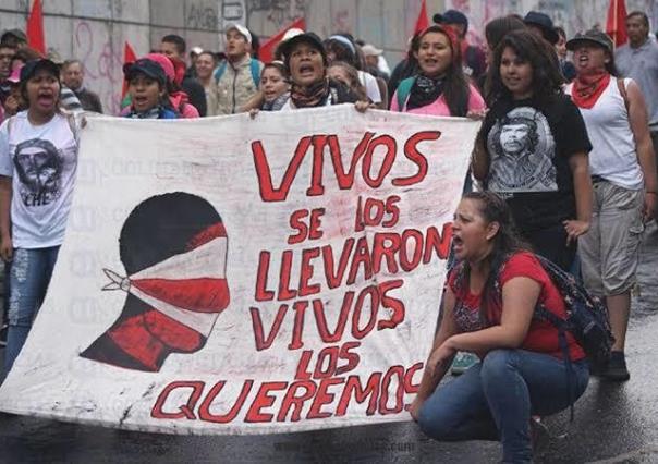 Padres de normalistas marchan para exigir justicia a AMLO