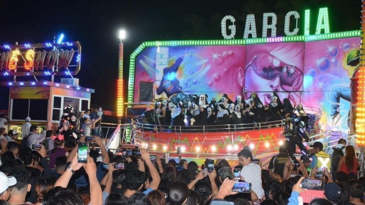 Personas caracterizadas de monja en Espectaculares García. Foto: Espectaculares García.