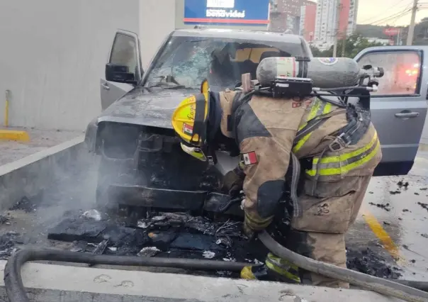 Se incendia vehículo en el estacionamiento de la Plaza San Jorge, Monterrey