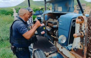 Se quedó sin su tractor y la policía lo ayudó a repararlo