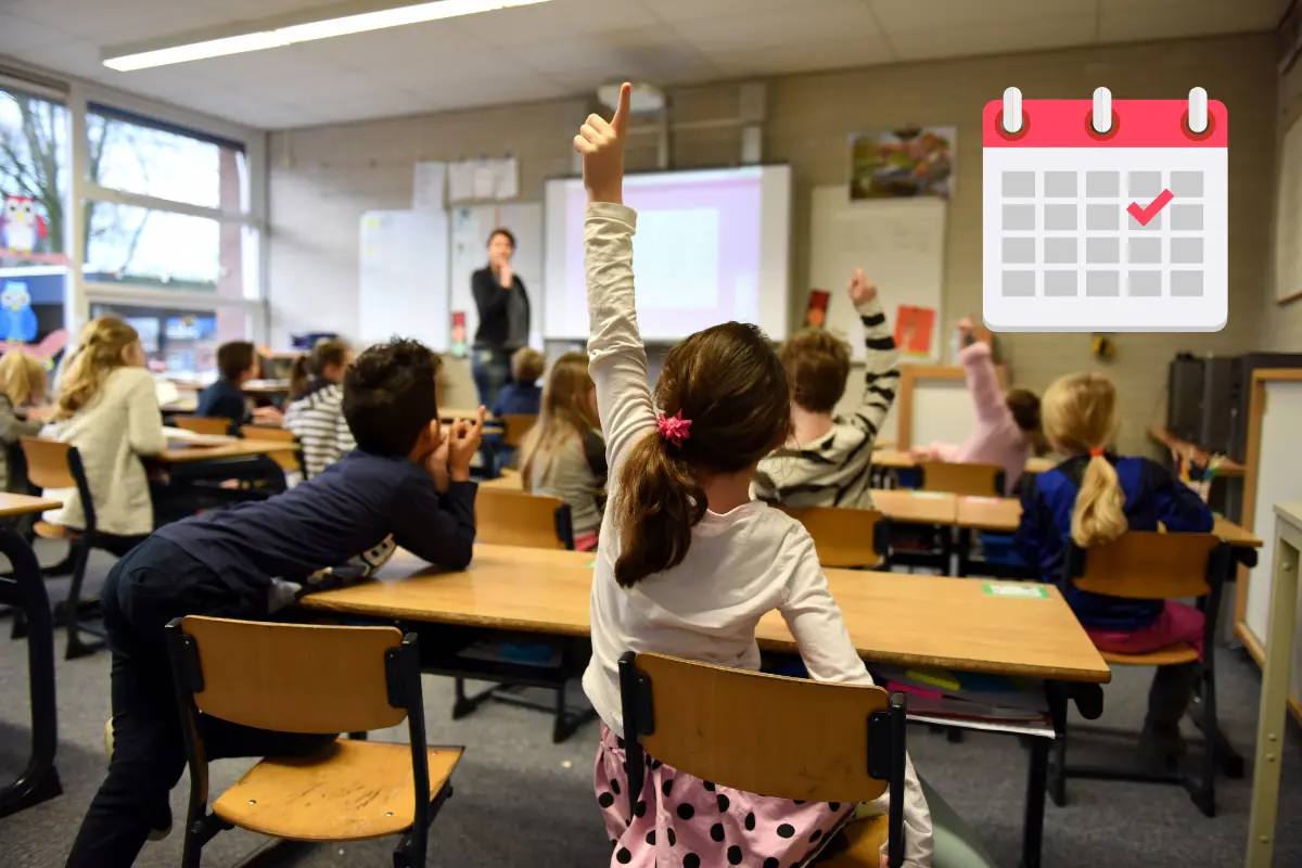 Salón de clases con alumnos, animación de calendario. Foto: Canva