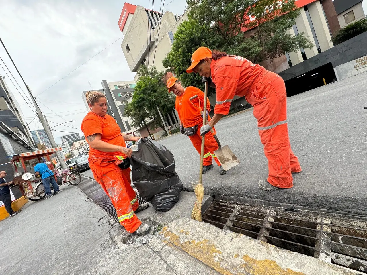 Cuadrilla de Limpialeón realizando labores. Foto: Gobierno de Nuevo León