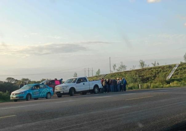 Pobladores de Anáhuac bloquean carretera Durango - Parral