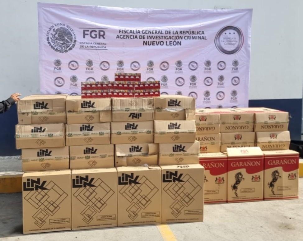 Las cajas de cigarrillos incautadas por las autoridades federales. Foto: Facebook FGR Nuevo León.