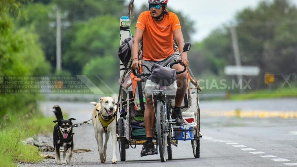 Recorre México en bicicleta acompañado de sus mascotas