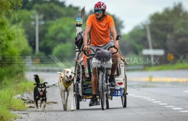 Recorre México en bicicleta acompañado de sus mascotas