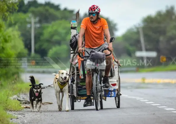 Recorre México en bicicleta acompañado de sus mascotas