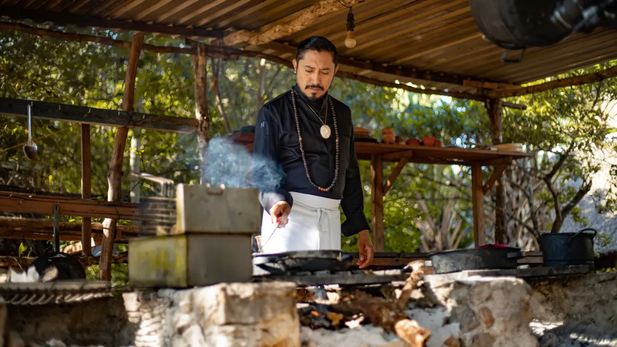 Wilson Alonzo acerca a la gente a lo más tradicional de la cocina de Yucatán Foto: Yaaxché