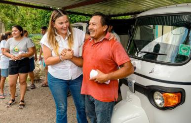 Cecilia Patrón escucha a vecinos en su visita a las comisarías del sur de Mérida