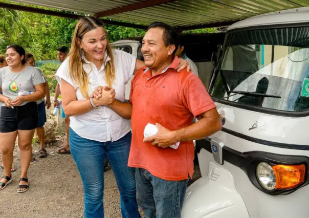 Cecilia Patrón escucha a vecinos en su visita a las comisarías del sur de Mérida