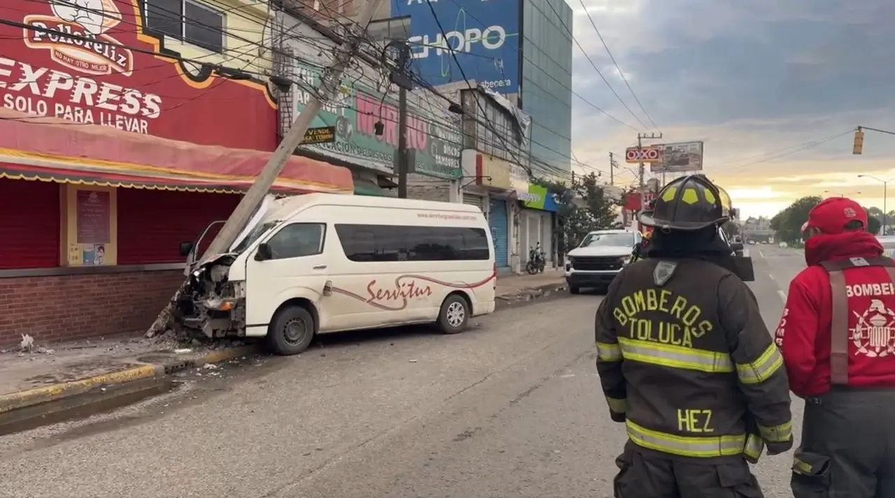 El poste de la CFE se rompió de la parte baja por lo fuerte del impacto. Foto: Captura de pantalla