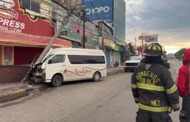 Destroza poste de CFE tras choque en Toluca; hay un herido grave