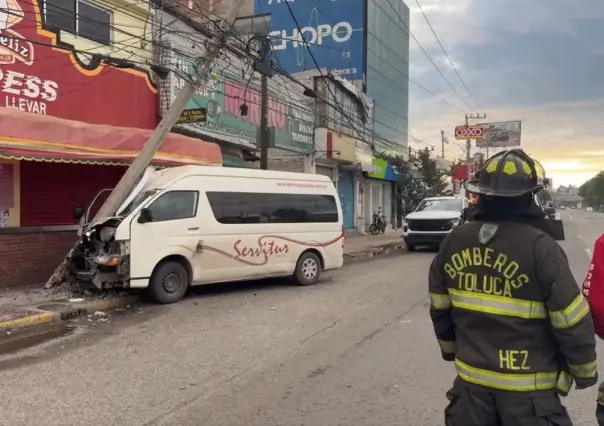 Destroza poste de CFE tras choque en Toluca; hay un herido grave