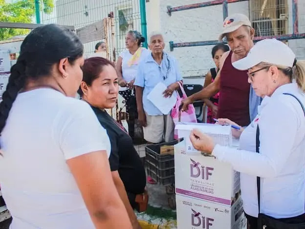 DIF Madero hace entrega de despensas. Foto: DIF Madero