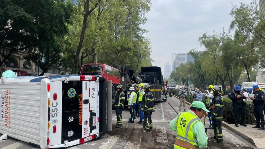 Volcadura de ambulancia en Reforma deja a cuatro personas heridas