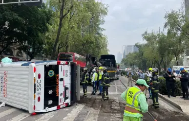 Volcadura de ambulancia en Reforma deja a cuatro personas heridas