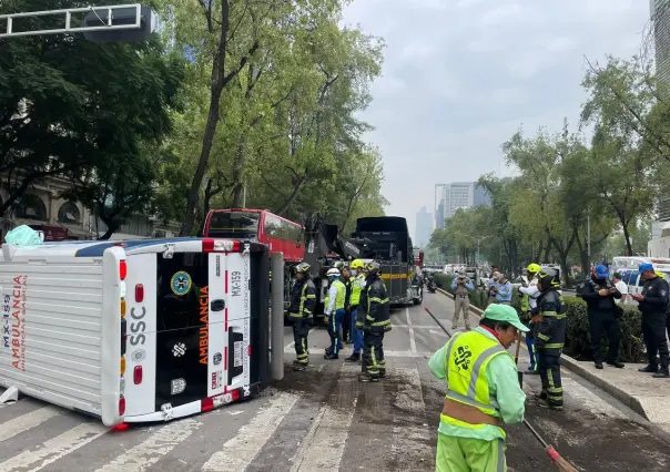 Volcadura de ambulancia en Reforma deja a cuatro personas heridas